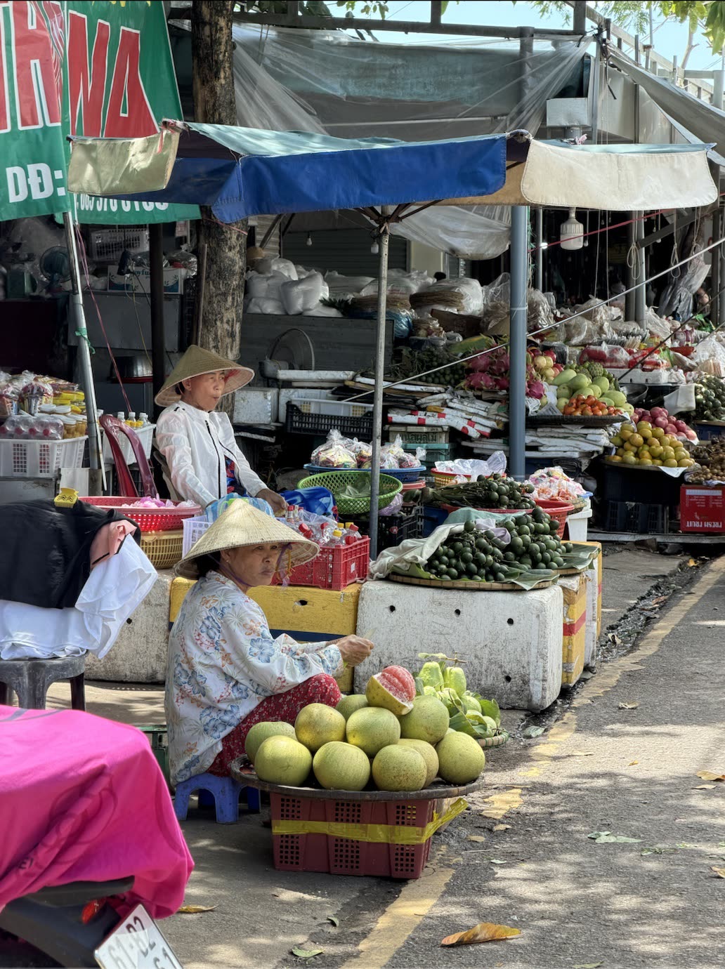 Vietnam'da bir pazarda meyve satan kadın