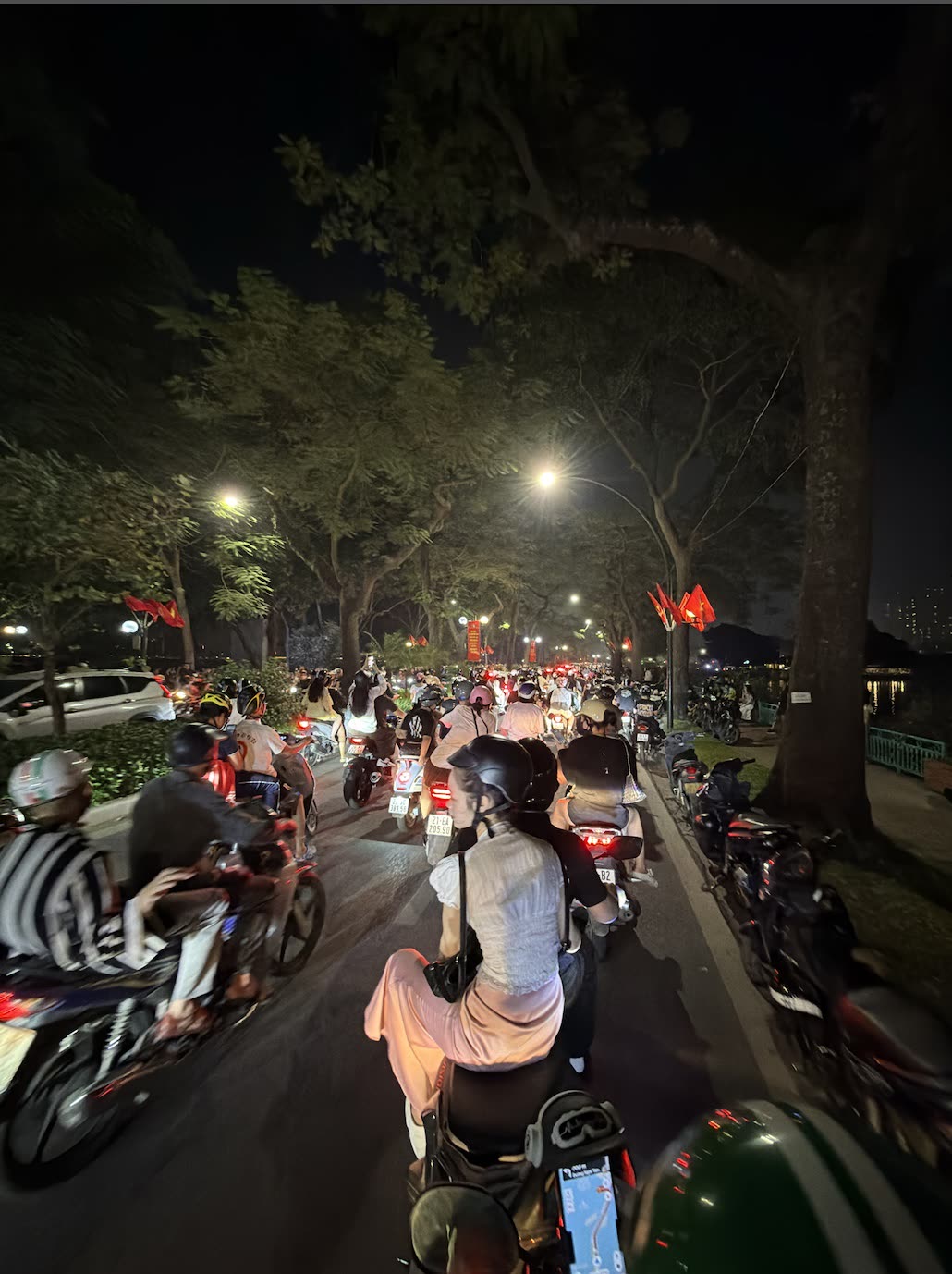 Hanoi'de gece motosiklet trafiği