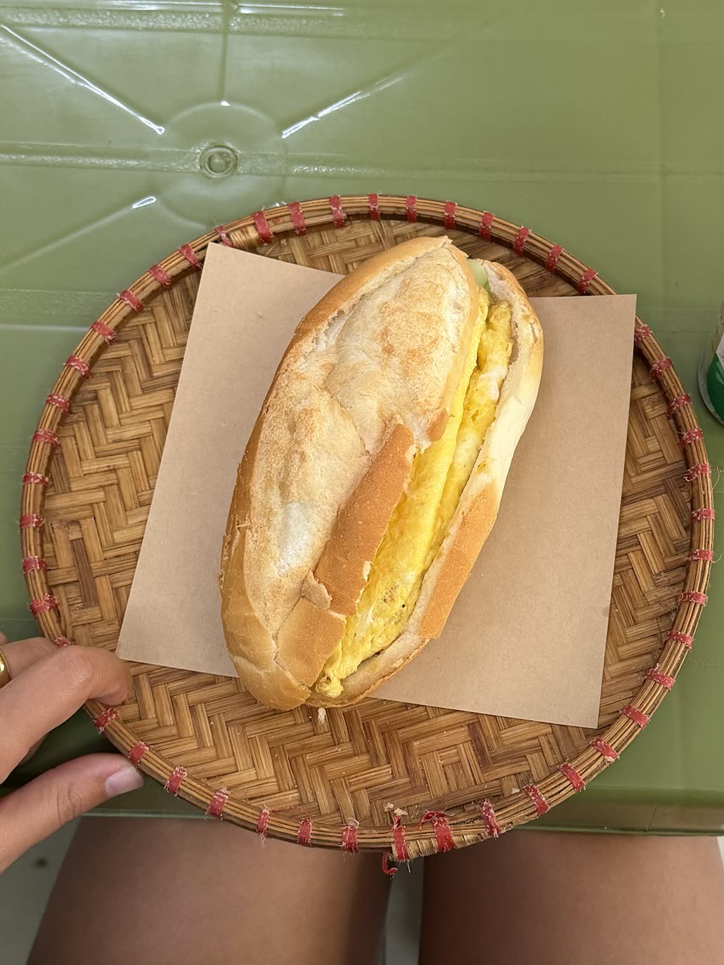 Hasır tabakta bir bánh mì